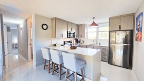 Réfrigérateur, four à micro-ondes, un four, surface de cuisson