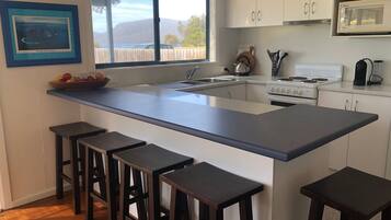 Een koelkast, een microgolfoven, een oven, een kookplaat