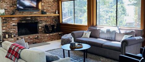 Smart TV, chimenea, libros y estéreo