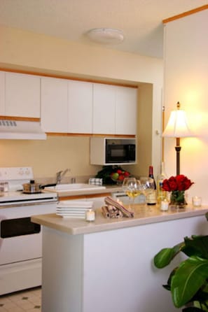 Micro-ondas, cooktop, mesas de jantar