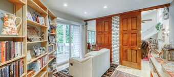 Spacious mountain view condo with library & gas fireplace - near skiing