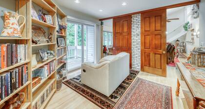Spacious mountain view condo with library & gas fireplace - near skiing
