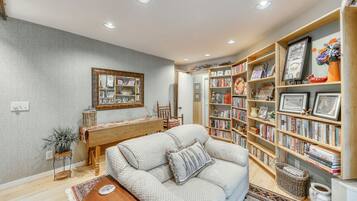 Télévision, cheminée, baby-foot, livres