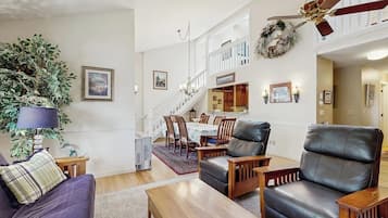 Fernseher, Kamin, Tischfußball, Bücher