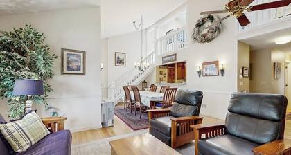 Spacious mountain view condo with library & gas fireplace - near skiing
