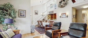 Spacious mountain view condo with library & gas fireplace - near skiing