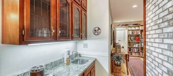 Spacious mountain view condo with library & gas fireplace - near skiing