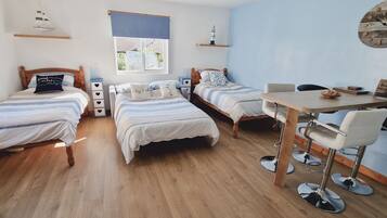 Fer et planche à repasser, lit parapluie, Wi-Fi gratuit, draps fournis