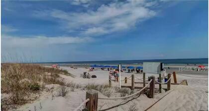 Shipyard Cottage - Private Beach & Golf! Pet Friendly! Free beach chairs,towels.