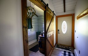 Interior - Modern Rustic Cabin.Hottub.Sleeps9.nearStCroixStPk (Hinckley)