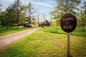 Property grounds - Modern Rustic Cabin.Hottub.Sleeps9.nearStCroixStPk (Hinckley)