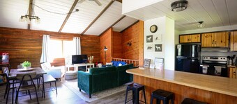 Modern Rustic Cabin.Hottub.Sleeps9.nearStCroixStPk