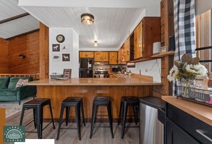 Fridge, microwave, oven, stovetop - Modern Rustic Cabin.Hottub.Sleeps9.nearStCroixStPk (Hinckley)