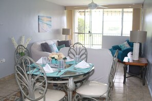 Smart TV - 3BDR Condo, WIFI, Balcony, Parking, Pool, AC, 2 min from the Beach (Boquerón)