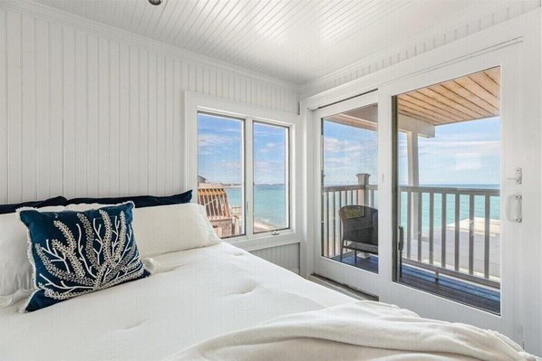 6 bedrooms, desk, iron/ironing board, travel crib