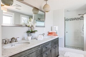 Ensemble douche/baignoire, baignoire à jets, sèche-cheveux