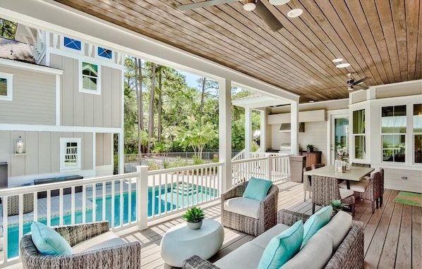 屋外ダイニングエリア