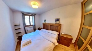 2 bedrooms, iron/ironing board, travel cot