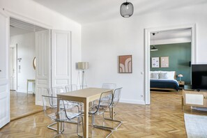 3 chambres, fer et planche à repasser, Wi-Fi, draps fournis
