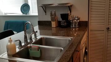 Micro-ondas, lava-louças, cafeteira/chaleira