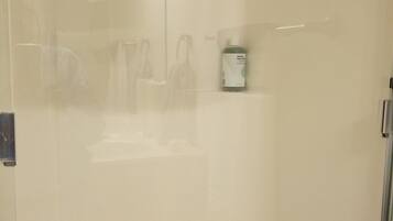 Combined shower/tub, hair dryer, towels