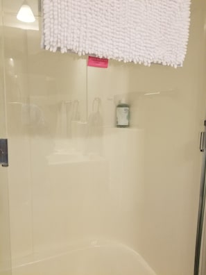 Combined shower/bathtub, hair dryer, towels