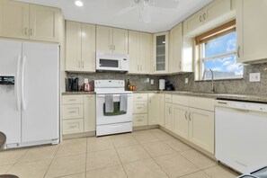 Een koelkast, een microgolfoven, een oven, een kookplaat