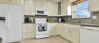 Great house with heated pool, full kitchen, and enclosed yard!!