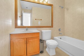 シャワー付き浴槽、ヘアドライヤー、タオル、石鹸