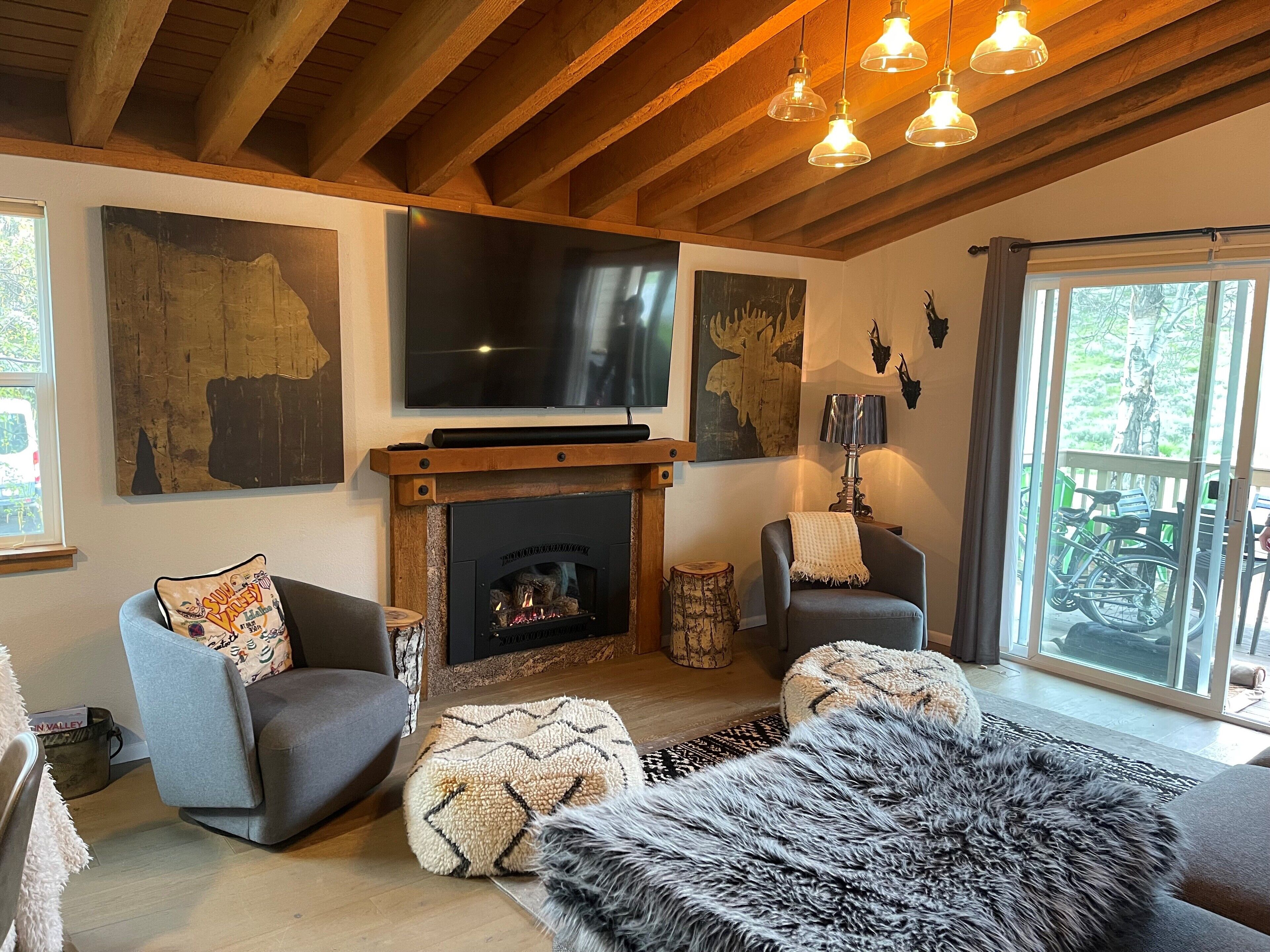 Téléviseur connecté, foyer, table de ping-pong, chaîne audio