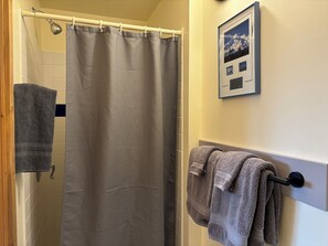 Een douche, een haardroger, handdoeken, zeep