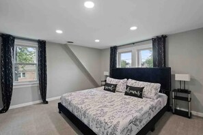 3 室のベッドルーム、デスク、アイロン / アイロン台、WiFi (無料)