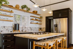 Een koelkast, een magnetron, een oven, een kookplaat