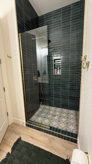 Combined shower/bathtub, hair dryer, towels, soap
