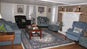 Smart TV, DVD player, books - "Country Farm House"  (Windsor)