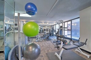 Fitness facility - MILE-HIGH 27TH FLOOR 1BD/1BA CONDO, FANTASTIC VIEWS, WALKABLE LOCATION, POOL GYM (Denver)