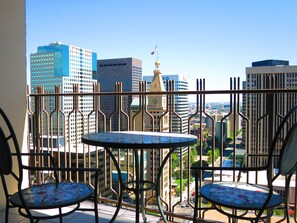 Outdoor dining - MILE-HIGH 27TH FLOOR 1BD/1BA CONDO, FANTASTIC VIEWS, WALKABLE LOCATION, POOL GYM (Denver)