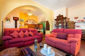 TV - Lovely 1-Bed Villa in Balestrate (Balestrate)