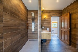 Badewanne, Haartrockner, Handtücher