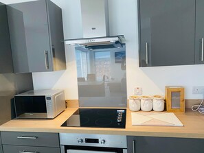 Kühlschrank, Mikrowelle, Ofen, Herdplatte