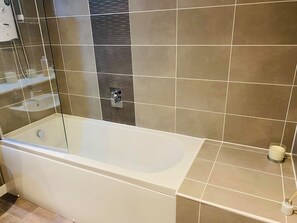 Combined shower/bathtub, hair dryer, towels