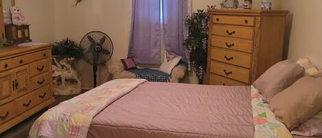 2 dormitoris, planxa i posts de planxar i un bressol de viatge