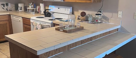 Jääkaappi, mikroaaltouuni, uuni, liesi