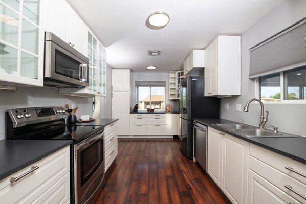 Fridge, microwave, oven, stovetop - South of Old Town - Heated Pool / Fire Pit / Hot Tub (Tempe)