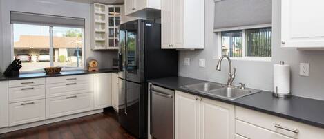 Réfrigérateur, micro-ondes, four, plaque de cuisson