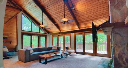 Pinestone Retreat - Hot Tub, Pool, Sauna, Game Room, & Great Location!