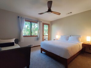 6 bedrooms, desk, iron/ironing board, travel cot