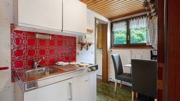 Kühlschrank, Herdplatte, Wasserkocher mit Kaffee-/Teezubehör