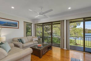 TV, Netflix, streaming services - The Punt House - riverfront ramp access (Dunbogan)