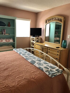 2 bedrooms, iron/ironing board, free WiFi, bed sheets